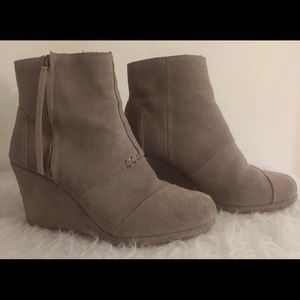 TOM’S Wedges size 8